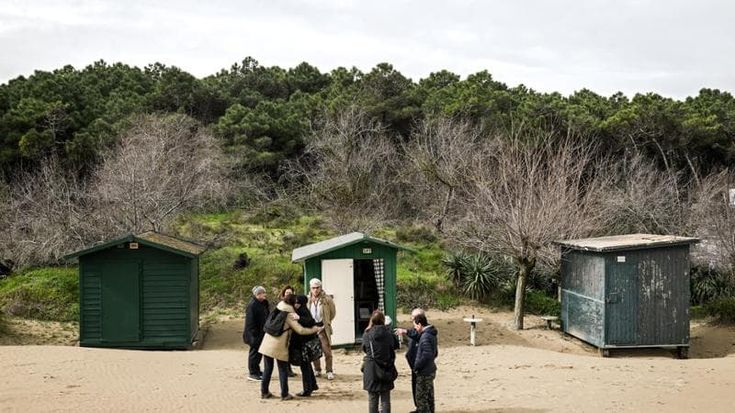 La disfida dei capanni sulle dune di Ravenna: “Li vogliono abbattere ma sono la nostra storia”