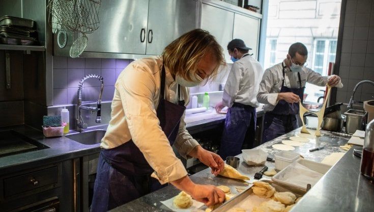Parigi, gli chef gourmet cucinano per gli studenti in crisi