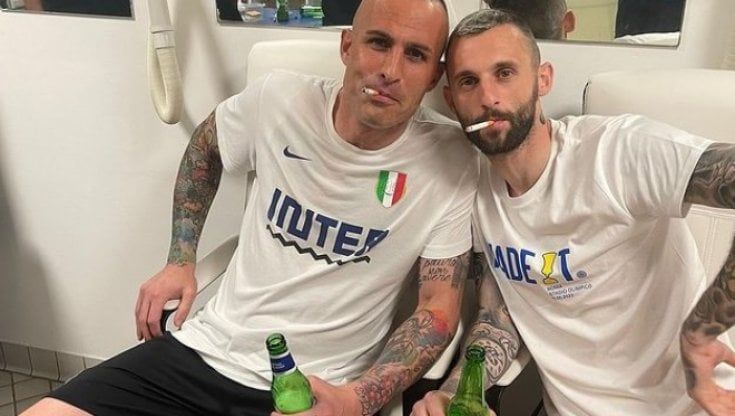 Spogliatoio Inter, festa sfrenata con sigarette, sigari e birre dopo la vittoria della Coppa Italia