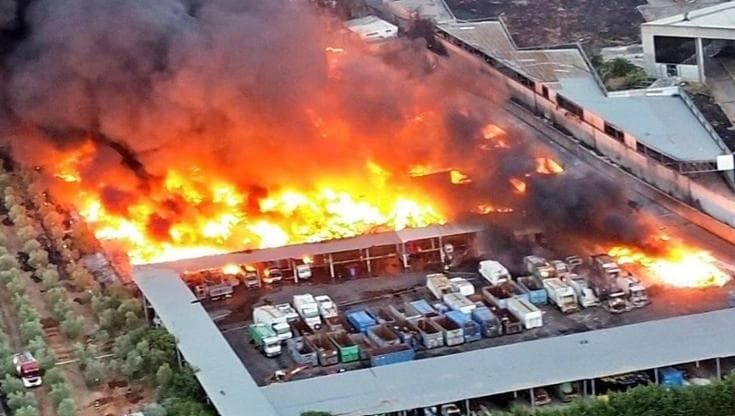 Ecocentro di Lequile avvolto dalle fiamme. Distrutti capannoni, mezzi e rifiuti: l’ombra del dolo