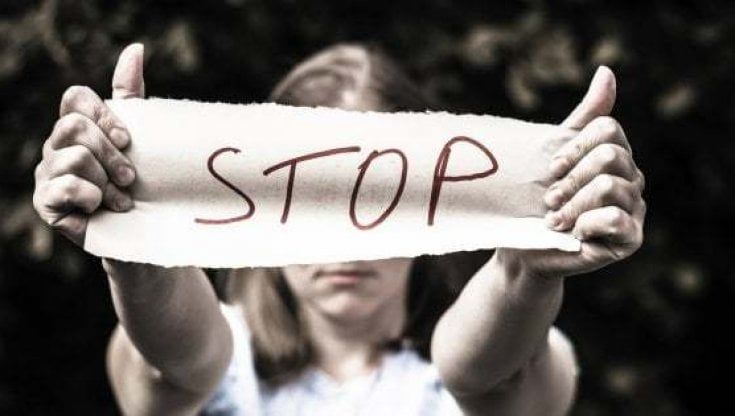 Violenta e rapina una donna nell'ascensore del suo palazzo a Segrate: fermato un 31enne. La vittima: "Ero pietrificata dalla paura, pensavo di morire"