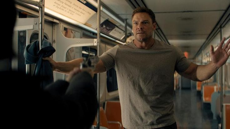 Alan Ritchson è ancora Jack Reacher: “Stavolta il nostro eroe prende un abbaglio ma tutto ha senso”