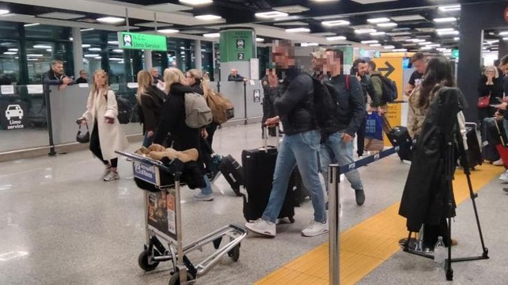 Fiumicino, i primi italiani rimpatriati dall’Oman: “Il volo pagato cash, senza soldi non partivi”