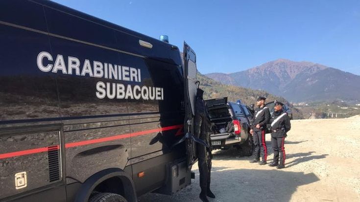 Il ginecologo suicida nello stesso lago della scomparsa di Sara Pedri: “L’aveva cercata sul web”