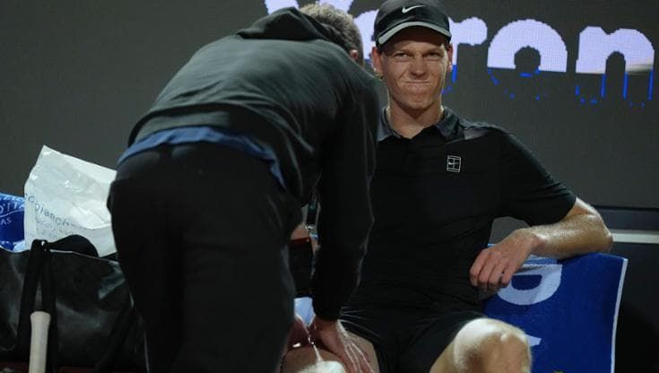 Medvedev: “Sinner favorito dall’arbitro, andrebbe multato”
