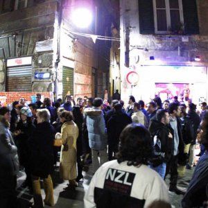 Movida, le nuove regole antialcol: minimarket chiusi alle 21, niente bottigliette e lattine dopo le 22