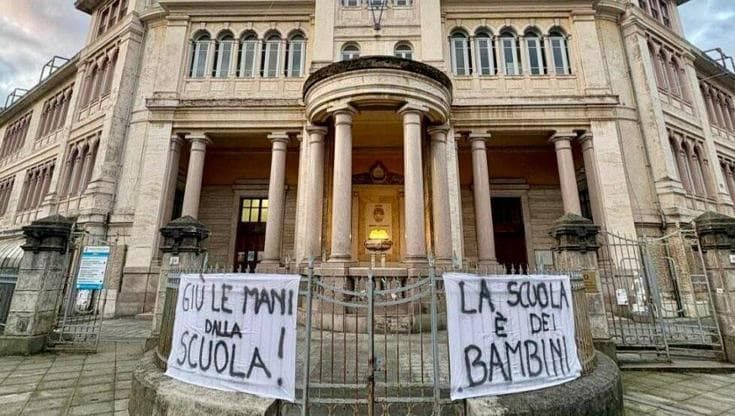 “Le scuole non si chiudono”, a Sestri Levante genitori maestre e parroci in marcia contro il Comune