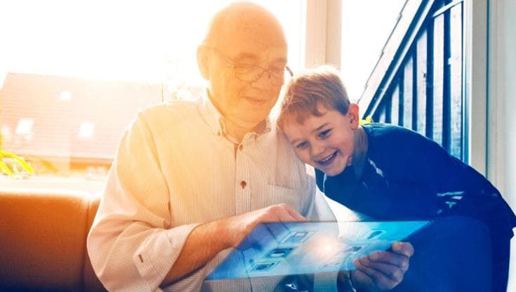 Nonni sempre più digitali: l’82% utilizza lo smartphone ogni giorno (e il 40% rischia la dipendenza)