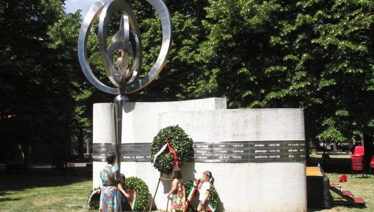 Firenze, al ricordo dell’eccidio arriva militare russo con tv e i gonfaloni spariscono