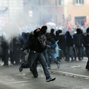 Corteo dei movimenti, domiciliari ai quattro fermati durante gli scontri