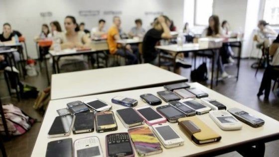 Valle d'Aosta come la Francia: telefonini vietati in classe dal prossimo anno scolastico