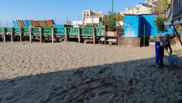 Napoli, pulita la spiaggia Donn’Anna. Concessioni, il sindaco: “Siamo nelle mani autorità portuale”