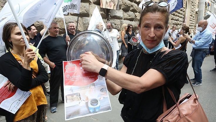 Firenze, la protesta delle "Pentole vuote": "Ogni famiglia spenderà 2.000 euro in più"