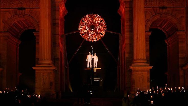 La folla all’improvviso e la magia del braciere riempie l’Arco della Pace