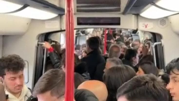 Circum troppo affollata, scoppia la protesta e i viaggiatori fermano la corsa per Napoli