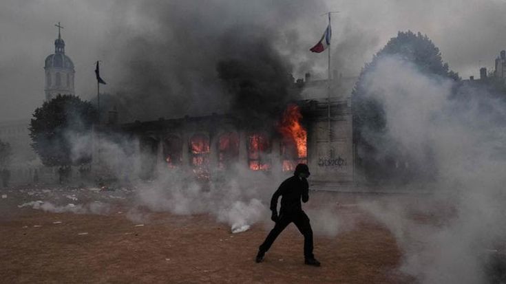Proteste Francia, pugno duro di Macron: “Pagherà chi ha distrutto”. E rifiuta le dimissioni di Nuñez