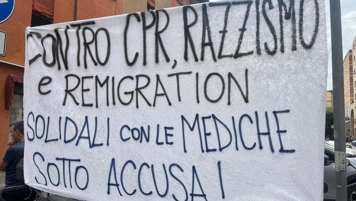 Falsi certificati per bloccare invio nei Cpr, perquisizioni per 23 medici. “Trattati da criminali”