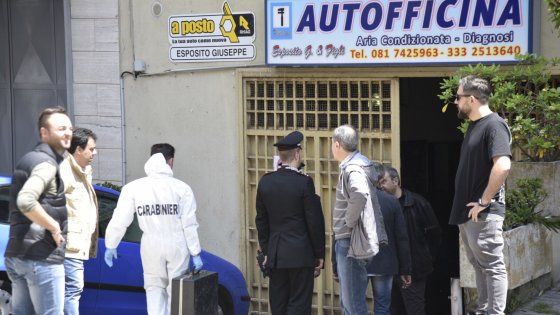 Napoli, assassinio in pieno giorno a Marano: raid in una autofficina, uccisi padre e figlio