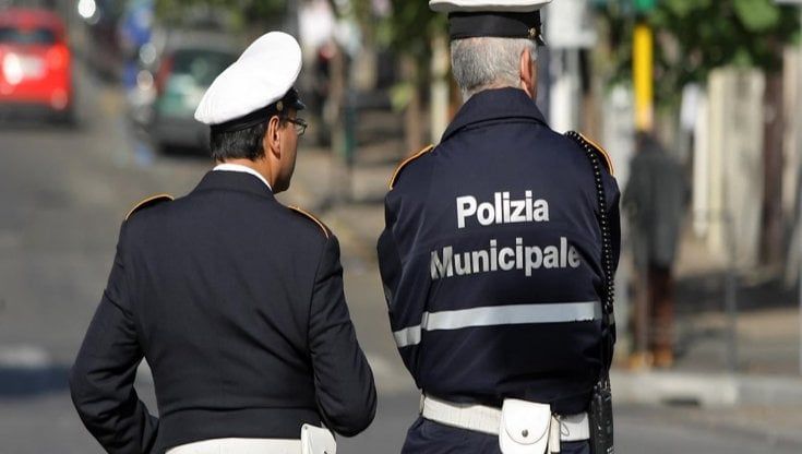Vigili urbani si fermano per un caffè, ladri svaligiano l'auto: rubate divise, distintivi e palette