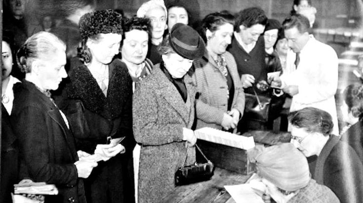 La Repubblica e il primo voto delle donne: oggi libro in regalo per i lettori del nostro giornale
