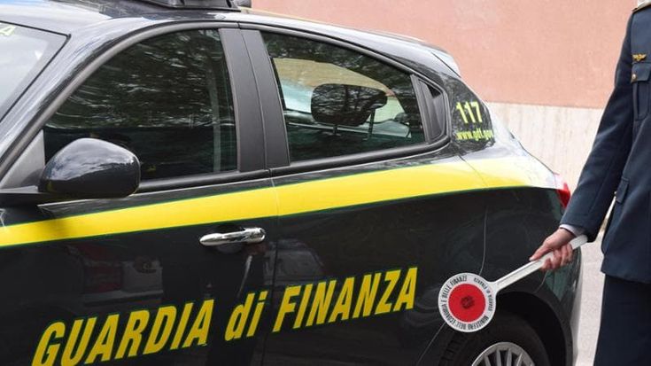 Aiutavano i migranti chiamati “pecore” sbarcati in Calabria a espatriare in Francia, arrestati 13 passeurs. Meloni: “Operazione contro traffico di essere umani”