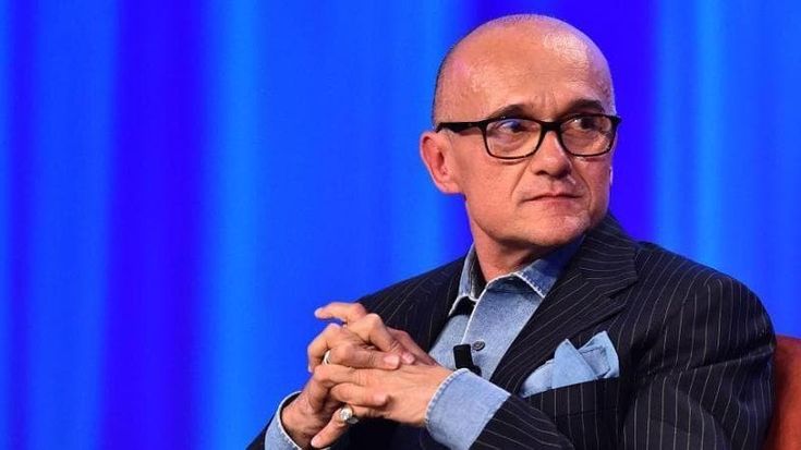 Ricatti sessuali al Gf, Signorini su Chi: “Il mio silenzio è un gesto di eleganza morale”