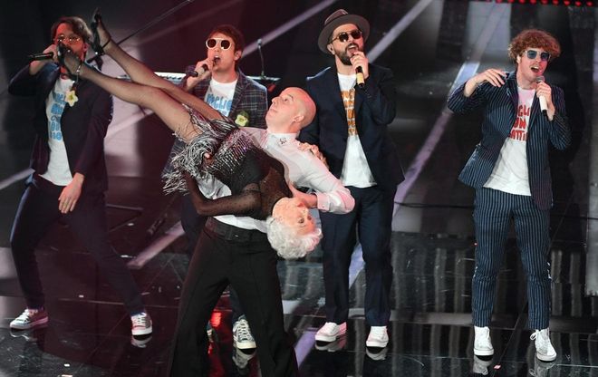 Sanremo 2018, con Lo Stato Sociale arriva "la vecchia che balla"