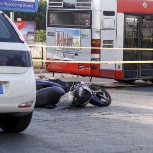 Investita in moto dal bus ad Anagnina, indagato l'autista per omicidio colposo