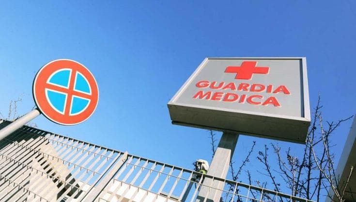 Ha un malore durante una festa, 23enne abbandonata davanti alla guardia medica di Marina di Camerota