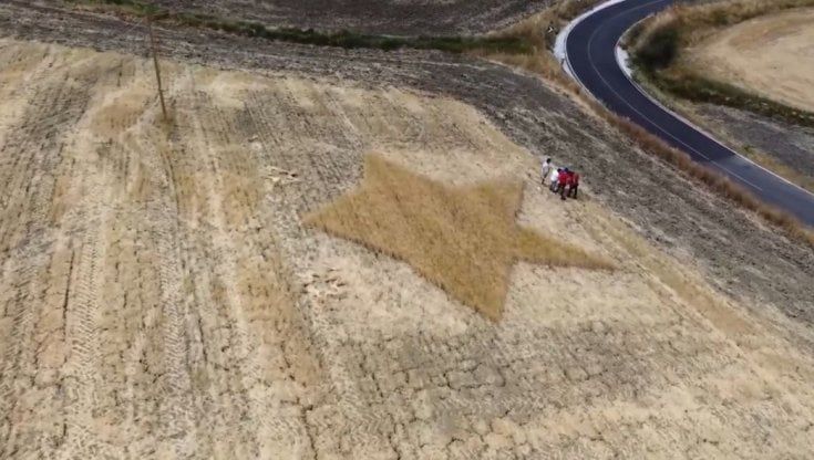 Disegni nel grano per dare il benvenuto ai turisti a Rocchetta: "Sono il simbolo della nostra passione"