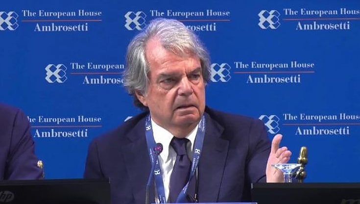 Cernobbio, nella toilette la pace tra Calenda e Tajani. La sala applaude le lacrime di Brunetta