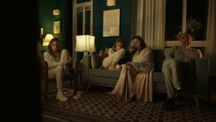 Venezia 78, la recensione di "America Latina" dei fratelli D'Innocenzo: contraddizioni e incubi dell'essere maschi