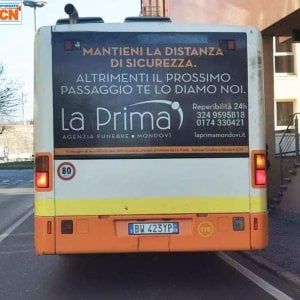 La pubblicità delle pompe funebri: "Mantieni la distanza di sicurezza altrimenti il prossimo passaggio te lo diamo noi"