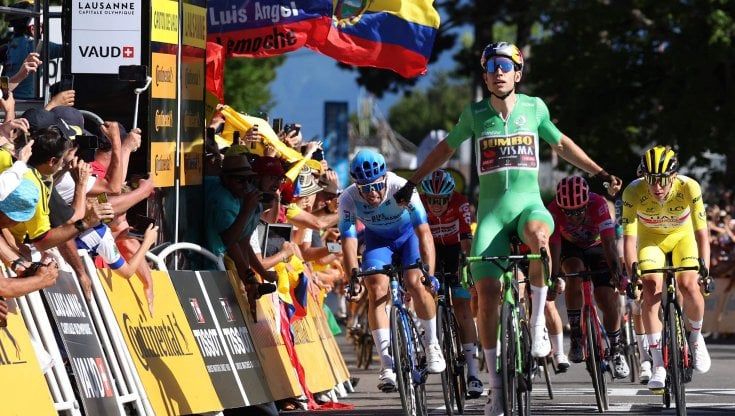 Tour de France, van Aert di classe: sua l'ottava tappa. Pogacar resta in giallo