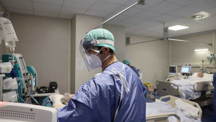 "Riapriamo gli ospedali pugliesi ai parenti dei pazienti ricoverati: per guarire ci vuole anche l'amore dei cari"