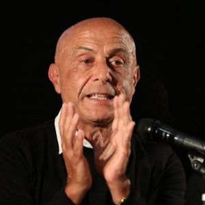 Migranti, Minniti: "Non si possono chiudere i flussi, solo governarli"