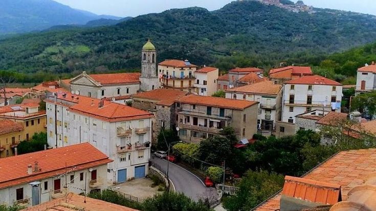 Celle di Bulgheria cittadino anonimo dona 150 uova di Pasqua ai bambini del paese