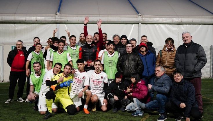 Stefano Pioli fa la sorpresa, dirige l'allenamento dei ragazzi del Vharese