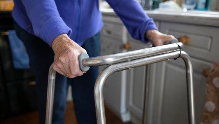 Ictus: più rischi per chi cammina lento, ha i muscoli sottili e poca forza