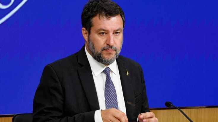 Salvini lancia il treno Napoli-Bari, il collegamento diretto è più lento di quello con scalo