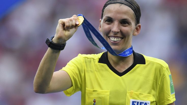 Svolta Uefa, la sfida di Supercoppa maschile a un’arbitra 