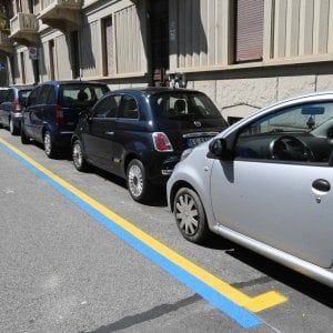 La guerra dei parcheggi vicino agli ospedali: voucher scontati per le strisce blu 