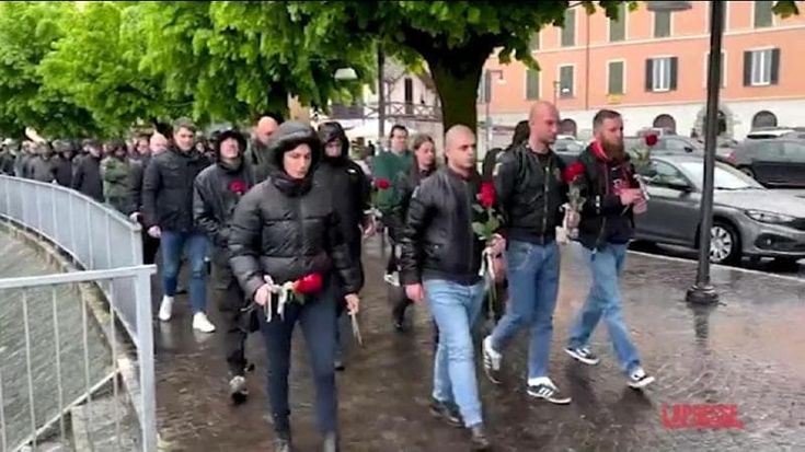 A Dongo la parata neofascista mai vietata e il rito del liberi tutti