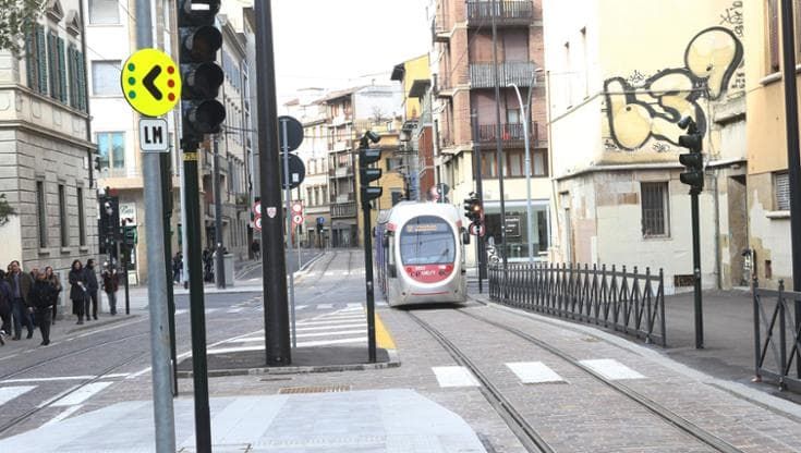 Firenze, borseggiatori alla fermata della tramvia: rubano 2.600 euro a una turista, due arresti