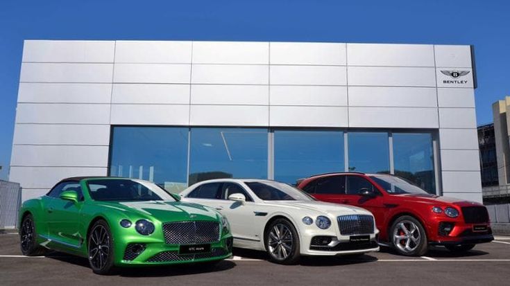 La Bentley sbarca a Roma e celebra l’addio al W12 in vista dell’era elettrificata
