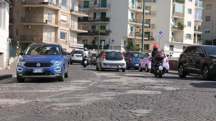 Via Aniello Falcone, cinque mesi di lavori con sensi unici alternati. Disagi per chi si sposta in auto e in bus tra Vomero e Chiaia