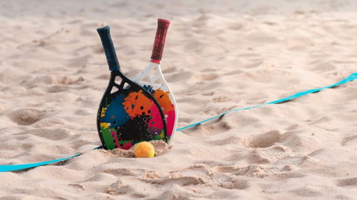 Racchettoni in spiaggia, la Cassazione: sì al risarcimento per un bagnante colpito dalla pallina