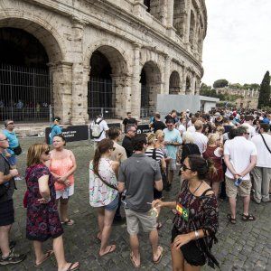 Colosseo chiuso, ancora polemiche. Cgil: "Sbloccati fondi salari accessori, ma possibile sciopero a ottobre"