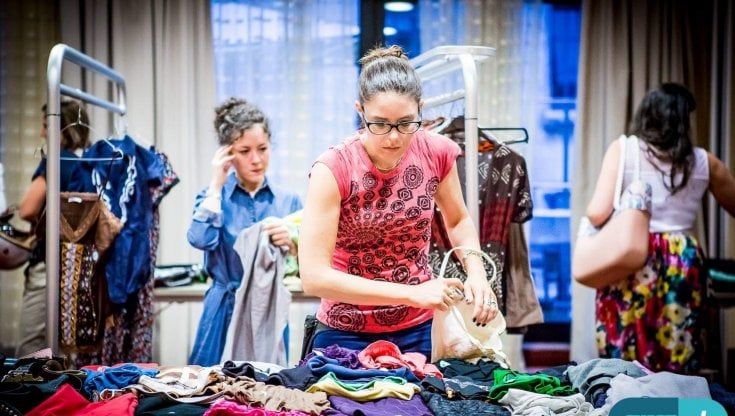A Milano nasce SwappaMi, il primo hub di quartiere dove scambiare vestiti, libri e ogni tipo di oggetti: "Diamo un'altra vita a quello che non si usa più"
