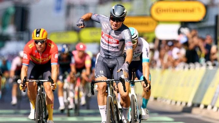 Tour de France, Philipsen piazza il tris: Girmay cade prima della volata. Pogacar tranquillo in giallo